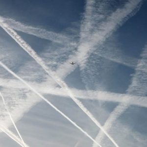 دود سفید ایجاد شده در پشت هواپیماها به چه دلیل است؟