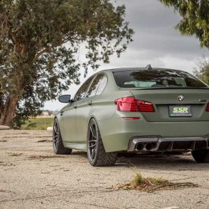 بی‌ام‌و M5 در رنگ سبز نظامی خشمگین به نظر می‌رسد!