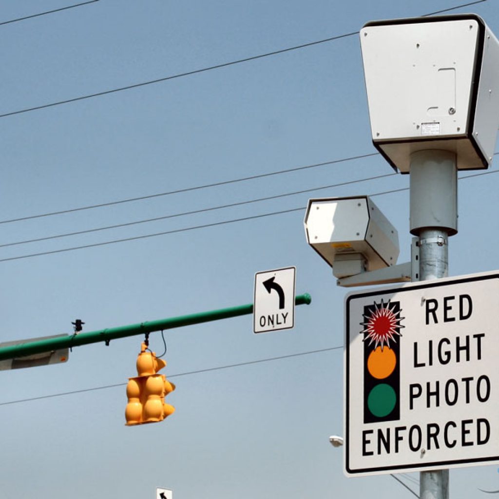 آیا استفاده از دوربین ثبت تخلف عبور از چراغ قرمز باعث کاهش تلفات جانی شده؟