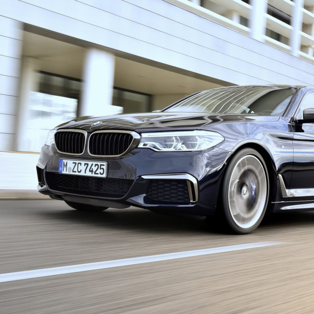 بی‌ام‌و M550i xDrive سریع‌تر و ارزان‌تر از مرسدس E43 AMG
