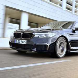 بی‌ام‌و M550i xDrive سریع‌تر و ارزان‌تر از مرسدس E43 AMG