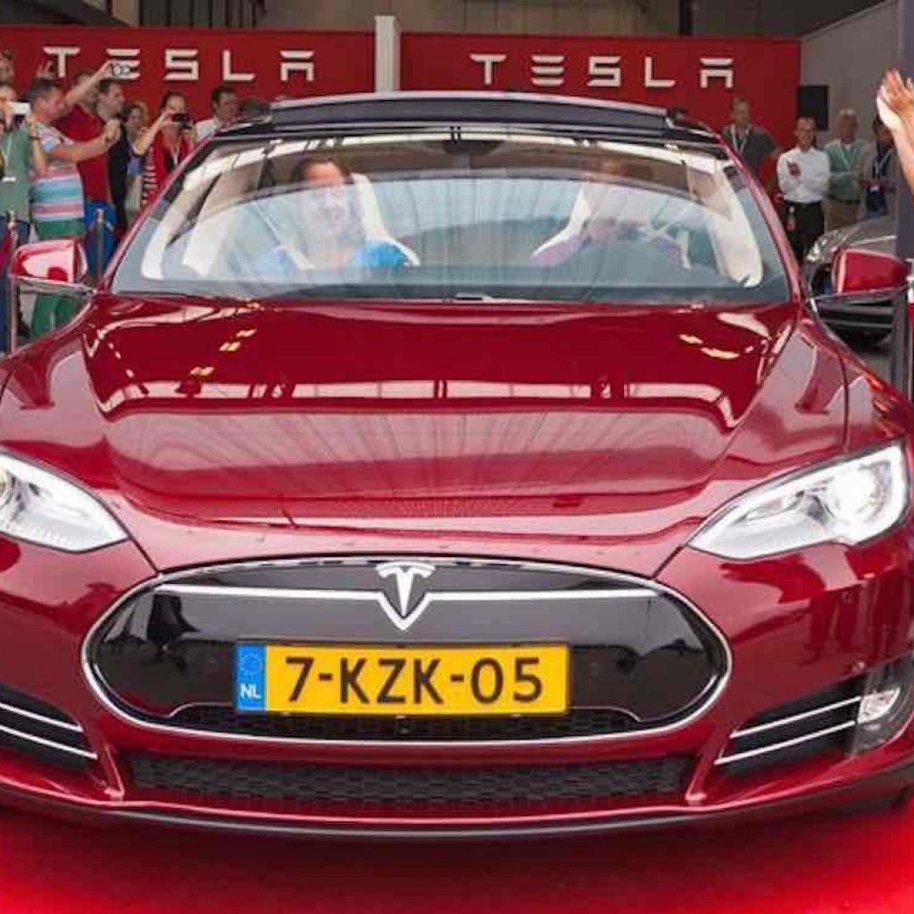 موفق نبودن تسلا در تحویل به موقع خودروها در سال ۲۰۱۶!