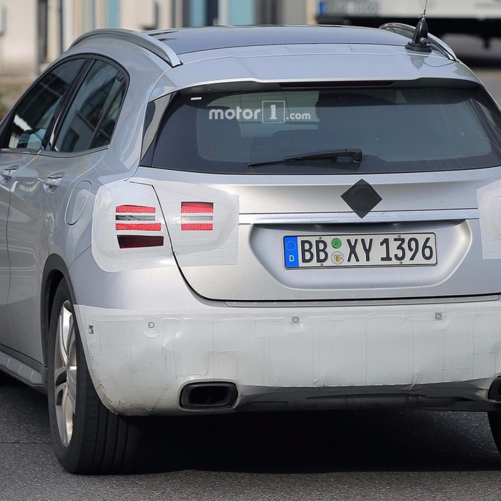 mercedes-benz-gla-class-refresh-spy-1