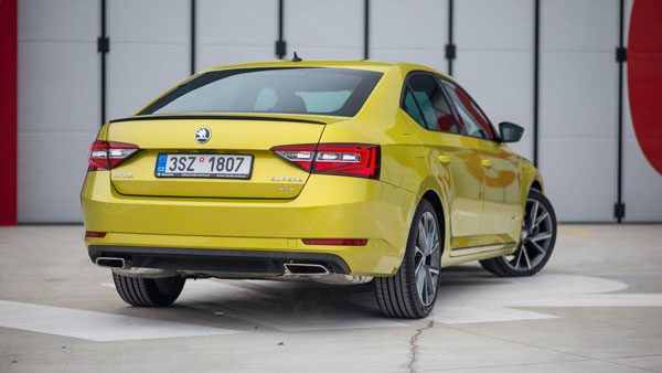 skoda-superb-sportline-with-dragon-skin-paint7