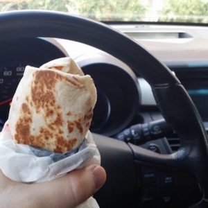 ۱۰ تا از بهترین و بدترین خوراکی‌ها‌یی که می‌توانیم در حال رانندگی بخوریم!