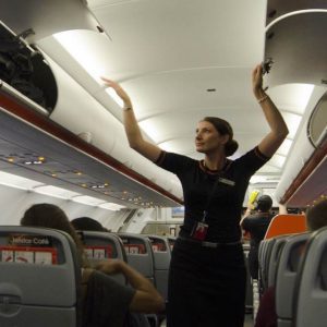 چرا مهمانداران هواپیما بیشتر ترجیح می‌دهند که در کلاس اکونومی کار کنند؟