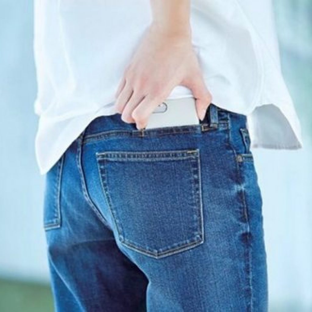 Muji شلوار جینی تولید کرد که جیب مخصوصی برای تلفن هوشمند دارد!