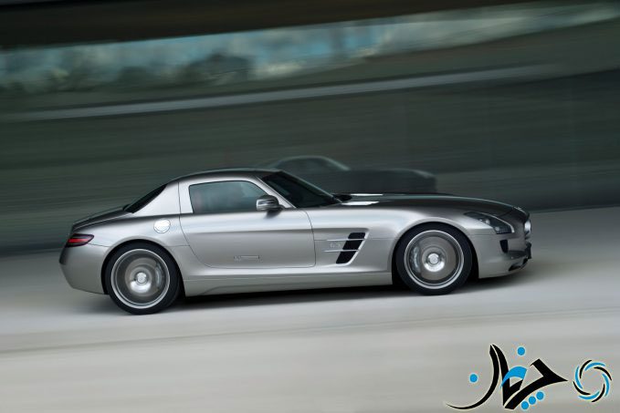 2011-mercedes-benz-sls-amg-679x453