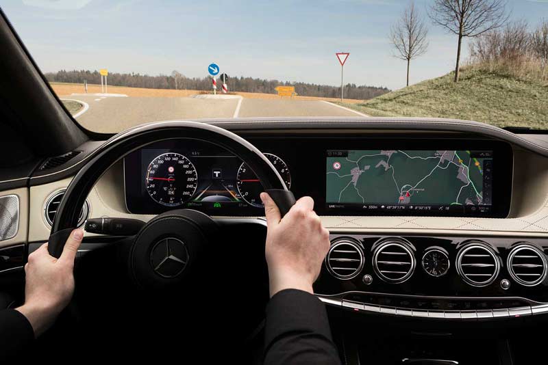 2018-Mercedes-Benz-S-Class-Driving-01