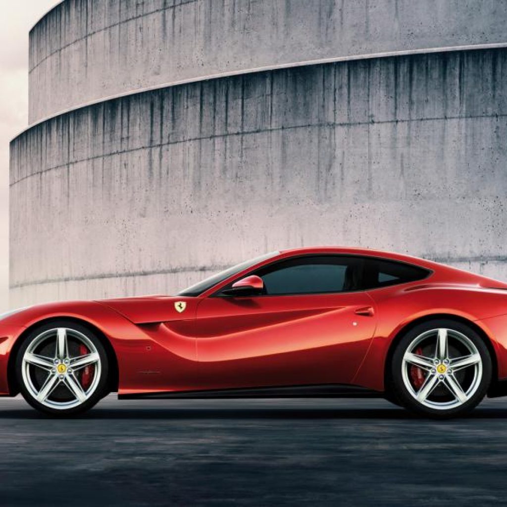 افتخار فراری، به محصول V12 خود!