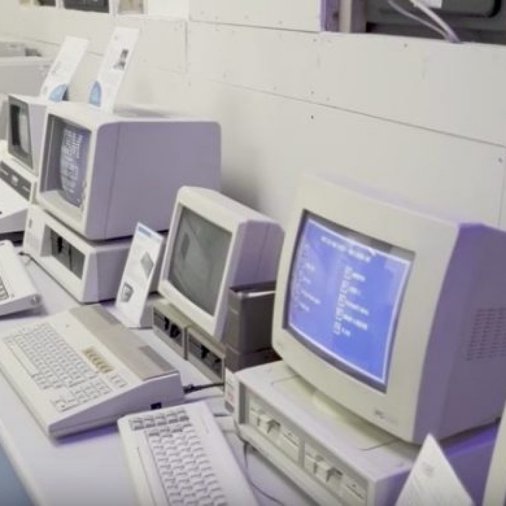 چرا مانیتور کامپیوترهای قدیمی این‌قدر پر سر و صدا بودند؟