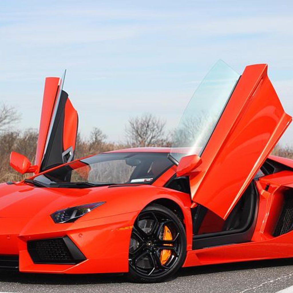 ۸ دلیل برای خرید یک ماشین لوکس!