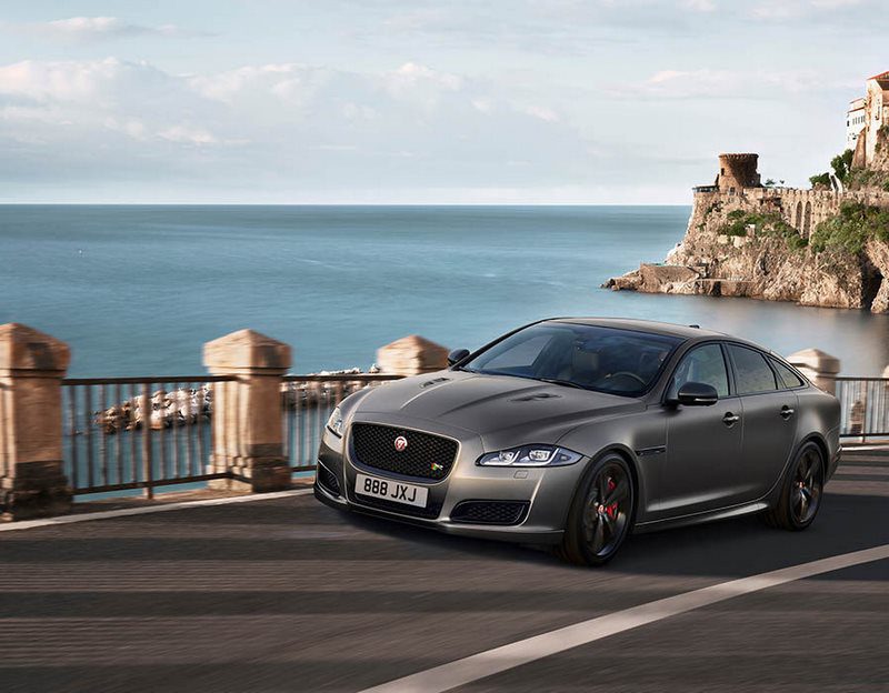 کمپانی جگوار به تازگی از تصمیم خود مبنی بر تولید نسل بعدی پرچم دار خود یعنی XJ به نام XJ575 پرده برداشته است و بنابرین در این گزارش به اخبار و حواشی پیرامون این ابرخودرو جگوار می‌پردازیم. مدلهای XJ جدید جگوار شاهد پیشرفت‌های بسیاری بوده‌اند که من جمله آنها می‌توان به ارتقا تکنولوژیکی و نیز اضافه شدن آپشن‌هایی برای ایمنی بیشتر سرنشنان اشاره کرد. یکی از اپشن‌های XJ جدید که آن را از بسیاری از رقبایش متمایز می‌کند، وجود یک وای فای 4 جی در داخل کابین است که امکان قابلیت اتصال 8 دستگاه را در آن واحد می‌دهد و بنابرین سرنشینان آن می‌توانند حتی در حین مسافرت در جاده‌ها نیز همواره آنلاین باشند. جرمی هیکس، مدیر عامل جگوار لندروور انگلیس، در این خصوص چنین می‌گوید: "با نگاهی گذرا به سوابق فروش می‌توان با خیل عظیمی از خریدارانی مواجه شد که همواره منتظر عرضه محصول جدیدی از کمپانی جگوار هستند و این امر به نوبه خود نشان‌دهنده پیشرفت عظیم این کمپانی است. اما ما قصد نداریم از تلاش و پیگیری مداوم خود دست برداریم و با جدیت بیشتری کارمان را دنبال می‌کنیم تا بتوانیم نظر افراد بیشتری را به سوی محصولات تولیدی خود جلب کنیم؛ چراکه اساسا هیچ یک از ما افراد خوش خیالی نیستیم و جدیدترین نسخه XJ نیز گواهی بر این مدعاست." پرچم دار جدید جگوار، با استایل خاص، راحتی و چابکی چشم گیر خود، سمبلی از آخرین دستاوردهای این کمپانی است. به طوری که حتی در کنسول وسط این خودرو، شاهد صفحه نمایش چند اینچی با برخورداری از امکاناتی نظیر تکنولوژی چند لمسی و زوم هستیم که پیش از این تنها مختص تلفن‌های همراه و تبلت‌ها بود. علاوه بر این، مدل جدید جگوار XJ، از سیستم‌های راهنمایی نظیر تشخیص ترافیک جلو به منظور یاری رسانی به رانندگان در صورت محدودیت در دیدن مسیر حرکت نیز بهره می‌یرد. تکنولوژی جدید Lane Keep Assist به رانندگان کمک می‌کند تا در بزرگراه‌ها بین خطوط رانندگی کنند و بدین ترتیب از تغییر مسیرهای ناخواسته و نامطمئن جلوگیری کرده و باعث کاهش تصادفات بزرگراهی شود. یکی دیگر از سیستم‌های فوق‌العاده‌ای آخرین نسخه XJ، سیستم Driver Condition Monitor نام دارد که می‌تواند خستگی و خواب‌آلودگی راننده را با استفاده از سنسورهایی تخیص داد و هشدارهای لازم در این رابطه راب دهد. سیستم ترمز خودکار جگوار نیز با استفاده از سیستم تشخیص عابر پیاده و نیز دوربین‌های خارجی خودرو برای تشخیص عابرین پیاده استفاده می‌کند تا بدین ترتیب احتمال برخورد را تا حد زیادی کاهش دهد. پرچم دار جدید جگوار با نام XJR575، با برخورداری از یک موتور 5 لیتری 8 سیلندر توربوشارژ، توانی معادل 575 اسب بخار را تولید می‌کند. همچنین این خودرو، به لطف سیستم پاورترین خود، در مدت زمان 4.2 ثانیه سرعتش را به 100 کیلومتر در ساعت می‌رساند و در نهایت به سرعت استثنایی 300 کیلومتر بر ساعت دست پیدا می‌کند. حال جالب آنکه دستیابی به چنین سرعت سرسام آوری با جگوار XJR575، تنها 44 ثانیه طول می‌کشد. در طراحی این خودرو از جزئیاتی نظیر رنگ‌بندی نیز غفلت نشده است و شاهد عرضه این خودرو با رنگ‌بندی‌های سفارشی آبی و خاکستری مخصوص جگوار هستیم. بخش خارجی این خودروی تیون شده و ارتقا یافته نیز از این تغییرات بی نصیب نمانده است و امکاناتی نظیر یک اسپویلر عقبی، آینه‌های جانبی، سپر جلو و دریچه‌های پایینی ورودی هوا به رنگ مشکی شیشه‌ای را در خود دارد. چرخ‌های مشکی 20 اینچی جگوار XJR575 نیز به نوبه خود جلوه خاصی به این خودرو می‌بخشند که سبب زیبا و اسپرت‌تر به نظر رسیدن این خودرو می‌شود. بنا به اظهارات لان کالوم، مدیر طراحی کمپانی جگوار ، جگوار XJR575، از نظر طراحی و راحتی یک شاهکار تمام عیار است و حتی طراحی آن برای سرعت‌هی الا نیز سبب نشده است که راحتی آن تحت تاثیر قرار بگیرد و همچنان شاهد یکی از راحت‌ترین و ارگونومیک‌ترین خودروهای موجود هستیم.  جگوار دارای یک الگوی استاندارد اختصاصی برای تهویه محیط داخلی خودروهای تولیدی خود است و بنابرین به نظر می‌رسد که جگوار XJR575 نیز از آن بهره ببرد. با این‌حال انتظار اصلی مشتریان از این خودرو پرقدرت و سریع، کابینی آرام و بدون لرزش در بالاترین سرعت‌هاست. بنابرین کمپانی جگوار با علم به این خواسته مشتریان، در جهت تامین هرچه بهتر آن گام برداشته است و امروزه شاهد یکی از کابین‌های فوق‌العاده در صنعت خودروسازی هستیم. در پایان نیز بد نیست بدانید که جگوار XJR575، در کارخانه کستل برومویچ لندروور جگوار و در کنار خطوط تولید مدل‌های دیگری نیز XE, XF, F- و XJ در حال تولید است علاوه بر این، مدل جدید جگوار XJR575، از همین امروز آماده فروش در نمایندگی‌های این کمپانی است  و قیمت پایه‌ای معادل 93710 یورو دارد. البته امکان خرید مدل 2018 XJ نیز از چند هفته پیش وجود دارد و شاید بد نباشد که طرفداران این برند، نیم نگاهی نیز به آن بندازند.