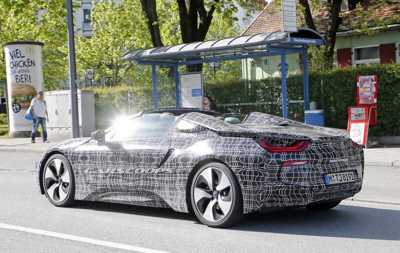 رونمایی از رودستر بی‌ام‌و i8 در نمایشگاه لس انجلس