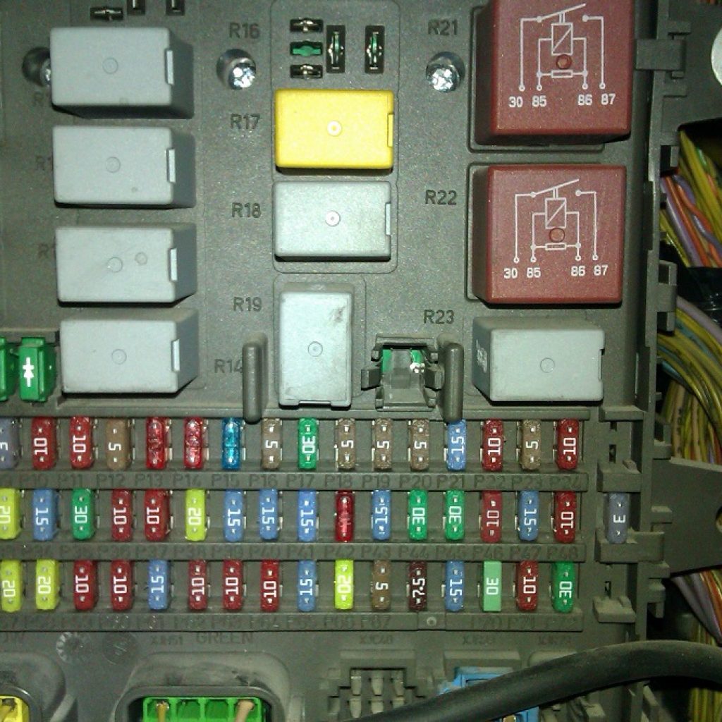 عیب یابی و تعویض فیوزهای‌ خودرو چگونه است؟
