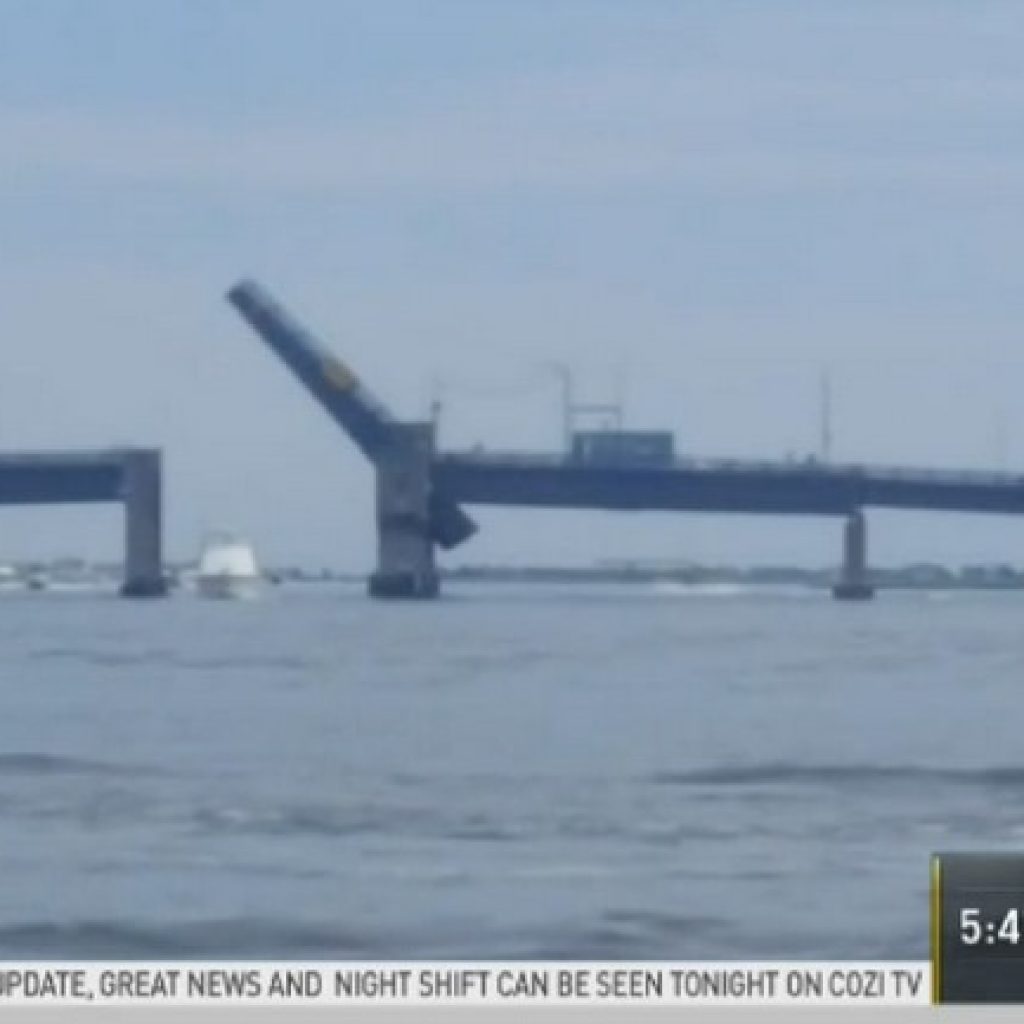 پرش تویوتا RAV4 از روی پل!