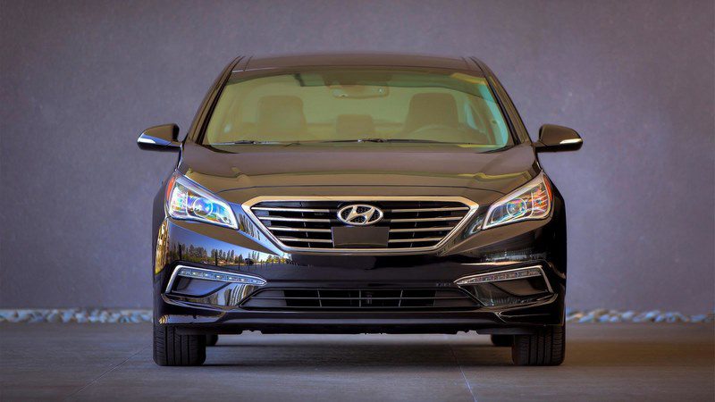 این قطعه عجیب و غریب روی پنجره مشبک جلوی جنسیس G70 چیست؟