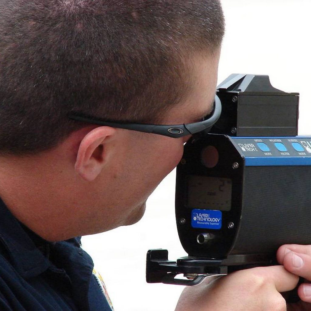 تفنگ لیزری تشخیص سرعت چگونه سرعت اتومبیل را اندازه می‌گیرد؟