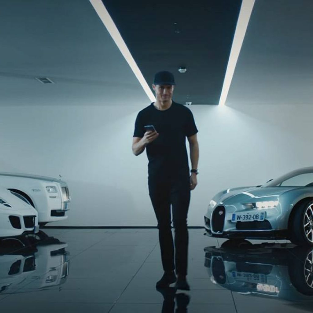 کریستیانو رونالدو بوگاتی شیرون خود را تحویل گرفت!