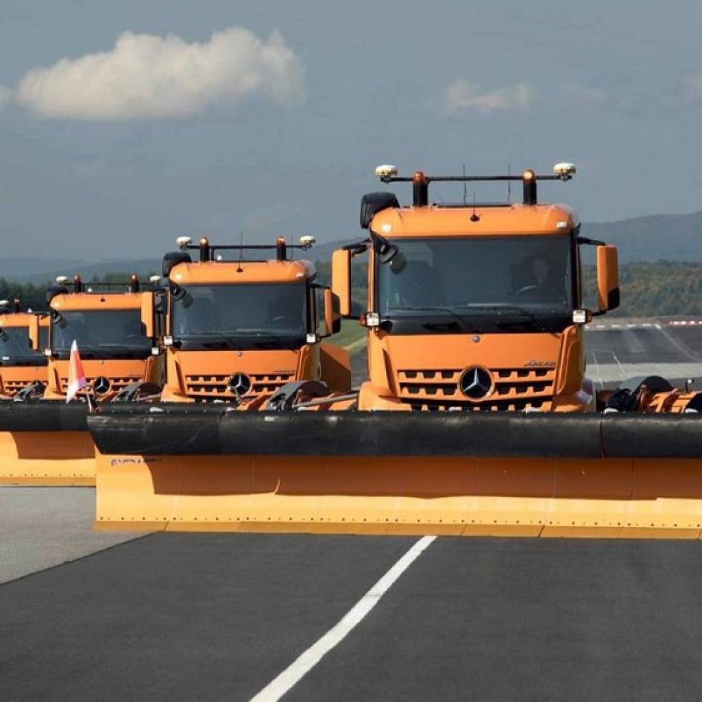 مرسدس بنز، برف روب‌های خودکار خود را عرضه کرد