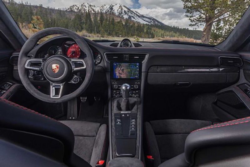 تست پورشه ۹۱۱ مدل ۲۰۱۸ با قهرمانان فرمول یک! (ویدئوی اختصاصی)