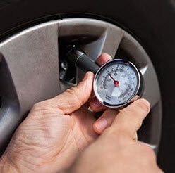 تنظیم صحیح فشار تایرهای خودرو؛ چگونه باد تایرها را تنظیم کنیم؟