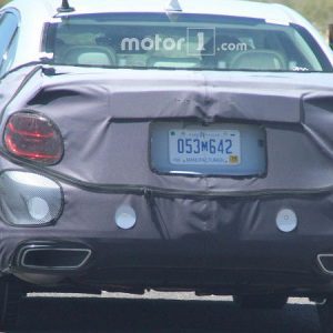 نمای جانبی نسخه 2019 کیا K900 را در تیزر رسمی این محصول مشاهده کنید