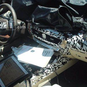 نمای جانبی نسخه 2019 کیا K900 را در تیزر رسمی این محصول مشاهده کنید