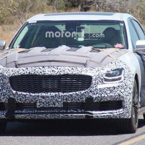 نمای جانبی نسخه 2019 کیا K900 را در تیزر رسمی این محصول مشاهده کنید