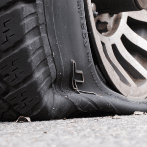 عوامل ترکیدگی لاستیک چیست؛ اگر لاستیک خودرو ترکید چه کار کنیم؟