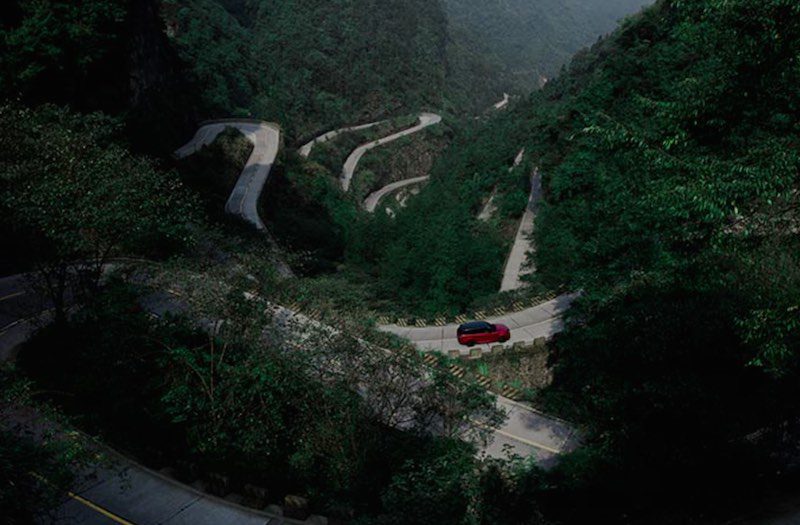 صعود از جاده‌های پر پیچ و خم با رنج‌روور 2018 (ویدیوی اختصاصی)