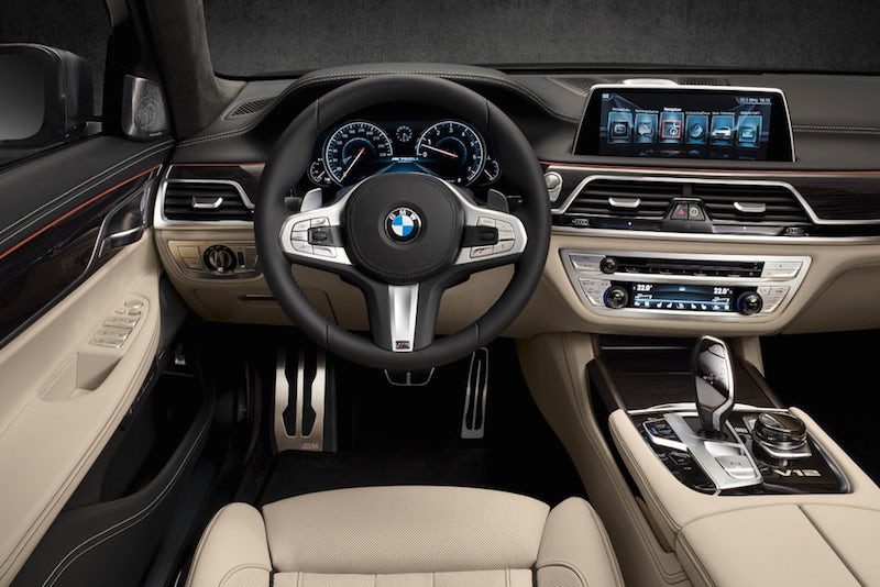 مسابقه درگ بی‌ام‌و M760Li و موتورسیکلت دوکاتی پانیگاله V4 (ویدئوی اختصاصی)