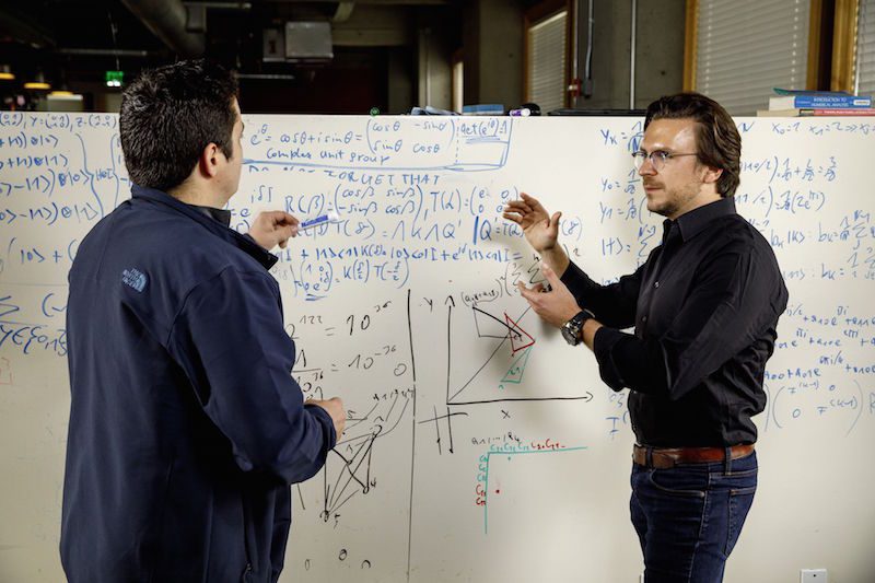 استفاده از کامپیوترهای کوانتومی برای ساخت باتری‌های خودرو توسط فولکس‌واگن