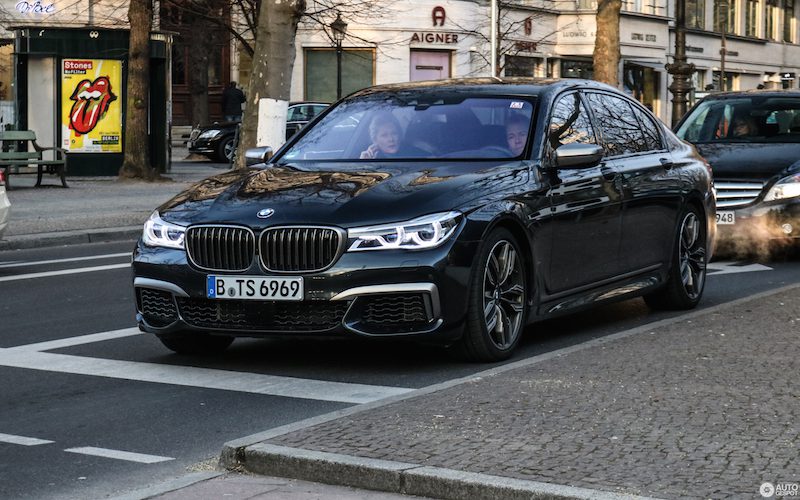 نگاهی کوتاه به سدان بی‌ام‌و M760Li (ویدئوی اختصاصی)