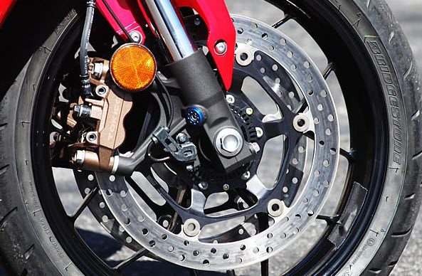 آیا ترمزهای ABS روی موتورسیکلت،ارزش کارگذاری دارند؟
