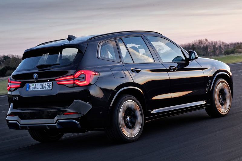 فیس‌لیفت کراس‌اوور الکتریکی ب‌ام‌و iX3 معرفی شد