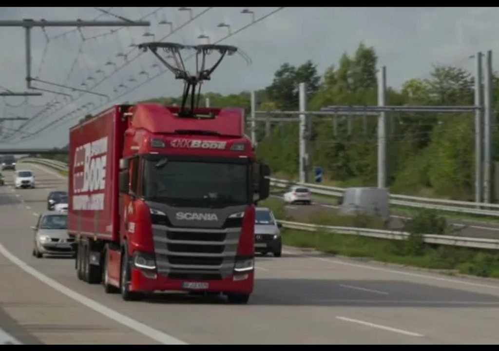 شارژ کامیون‌های الکتریکی با کابل در اتوبان‌های آلمان!