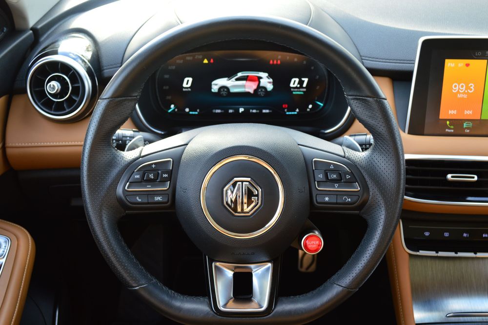 بررسی HS، خودرویی شاسی بلند از MG