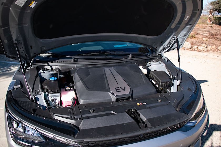 کیا در حال بررسی صدای عجیب EV6 است