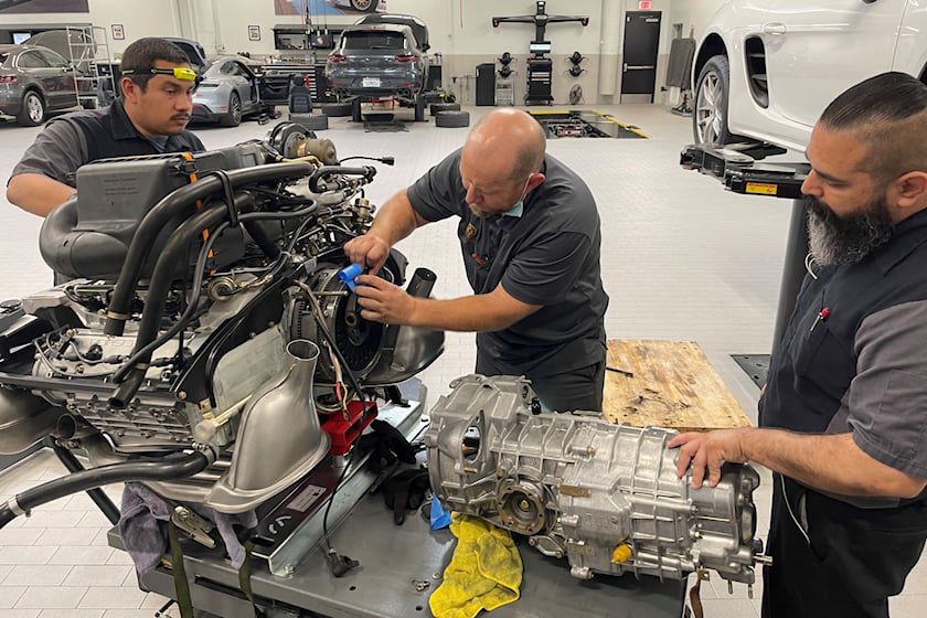 پورشه به ۱۲ خودروی اسپرت قدیمی جان تازه‌ای می‌بخشد