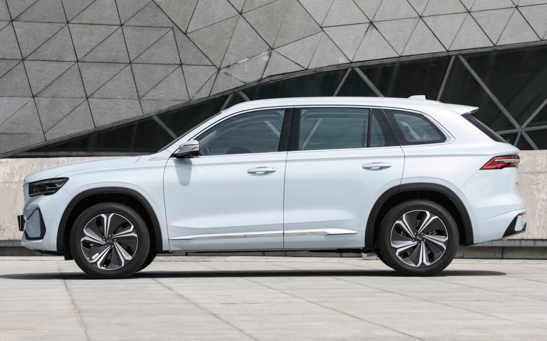 شاسی‌بلند هیبریدی سه‌دنده جیلی