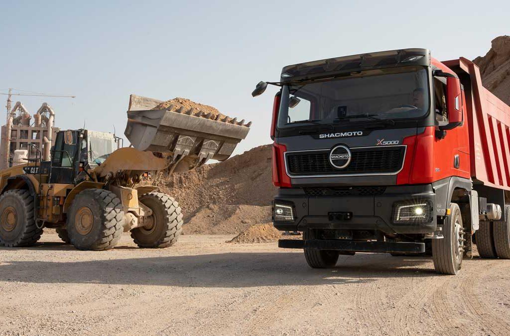 نقش کلیدی کامیون‌های کمپرسی و میکسر (X5000D) SHACMOTO در صنعت بتن