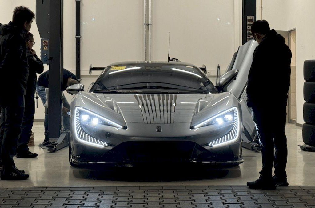 وضعیت چالش‌برانگیز بی‌وای‌دی یانگ‌وانگ U9 هنگام آزمایش در پیست نوربرگ‌رینگ