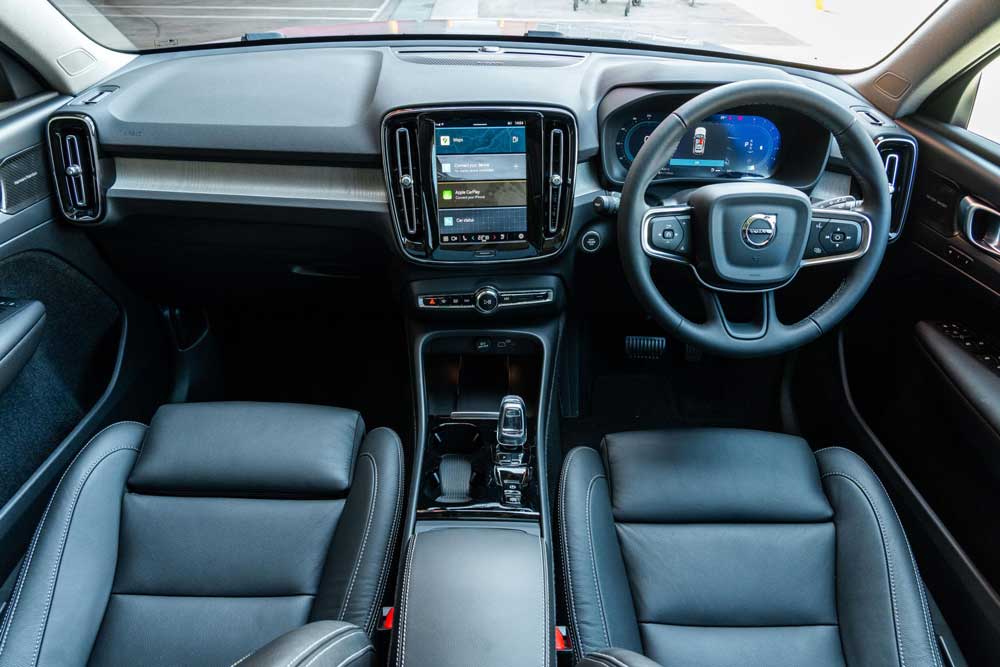 ولوو XC40 مدل 2025؛ مشخصات فنی و تجهیزات رفاهی خودروی ایمن سوئدی