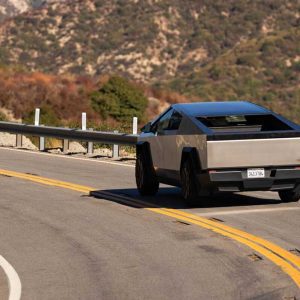 تجربه رانندگی با تسلا سایبرتراک