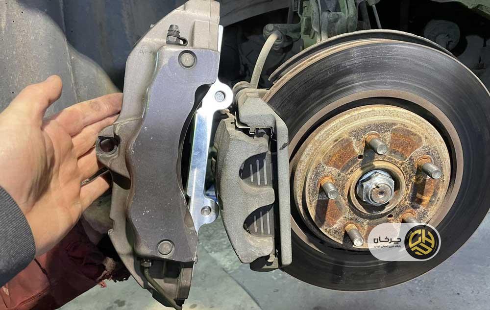 آموزش گام‌به‌گام تعویض لنت ترمز جلو و عقب خودرو
