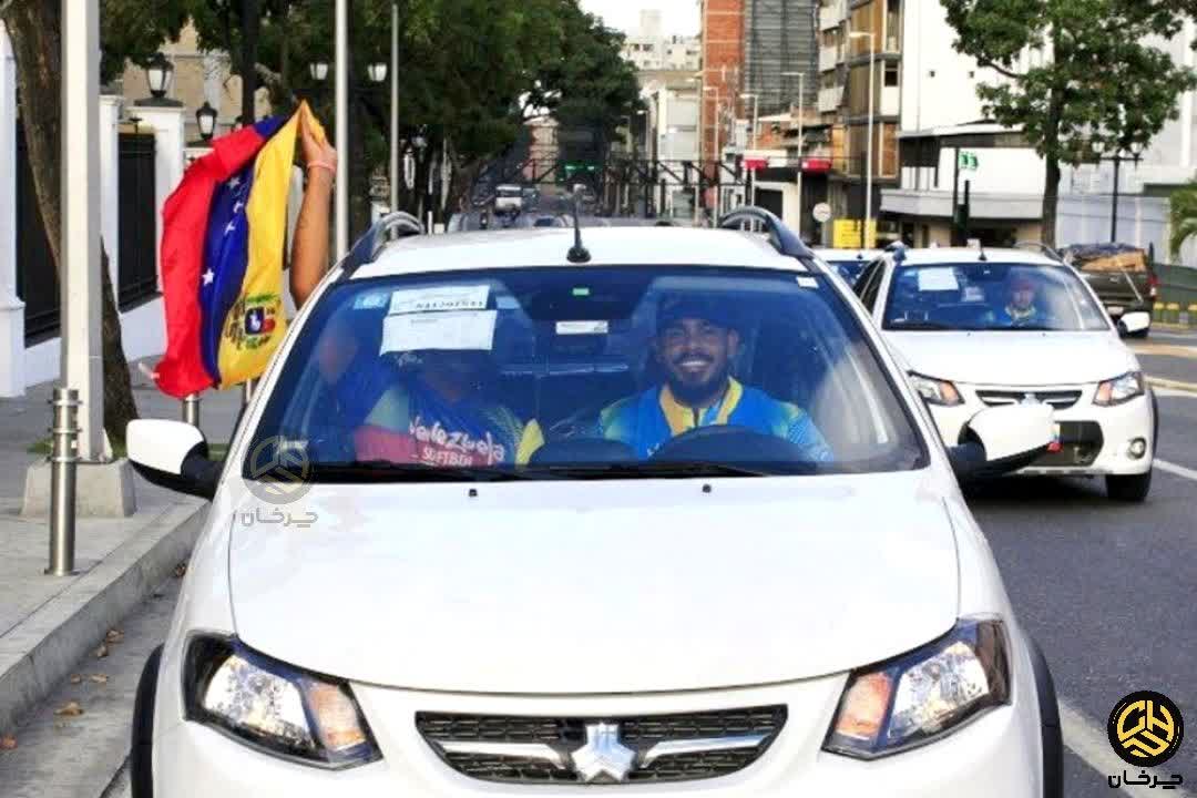 بازیکن سافتبال ونزوئلا و خودرو سایپا کوییک اتوماتیک Jugadora de softbol venezolana y auto Saipa Quick Automatic Venezuelan softball player and Saipa Quick Automatic car