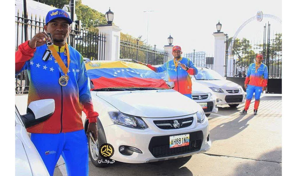 بازیکن سافتبال ونزوئلا و خودرو سایپا کوییک اتوماتیک Jugadora de softbol venezolana y auto Saipa Quick Automatic Venezuelan softball player and Saipa Quick Automatic car