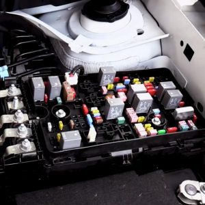 راهنمای کامل بررسی و تعویض فیوز خودرو؛ از تشخیص فیوز سوخته تا نصب فیوز جدید