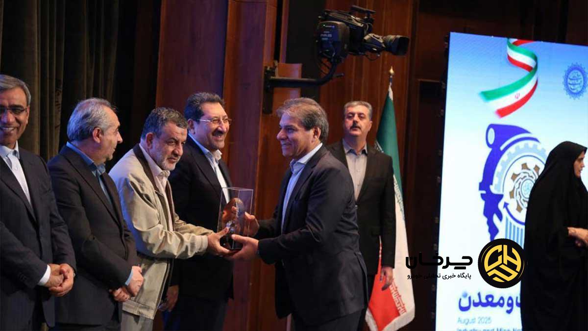 تندیس زرین روز ملی صنعت و معدن سروش موتور مبنا